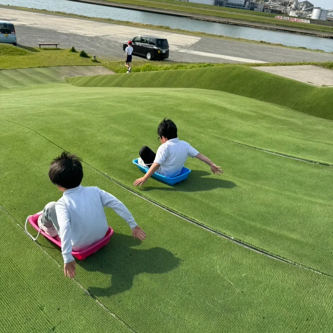 天気がいい日は絶好のお外遊び日和ですね！🌞最近、子ども達の間...