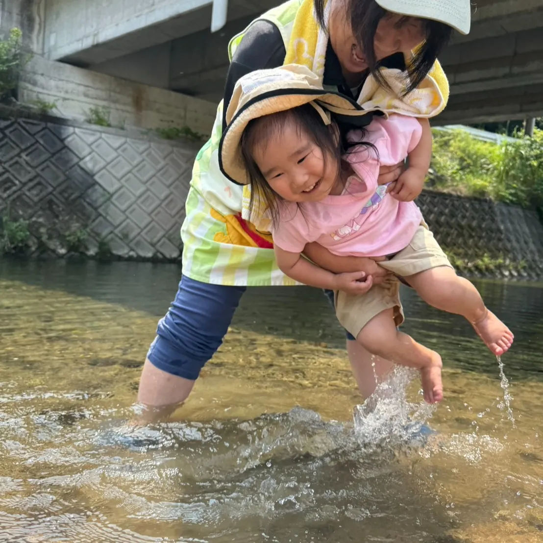 今年度初！🌟 みんなと一緒に川遊びに行ってきました！💧最初は...
