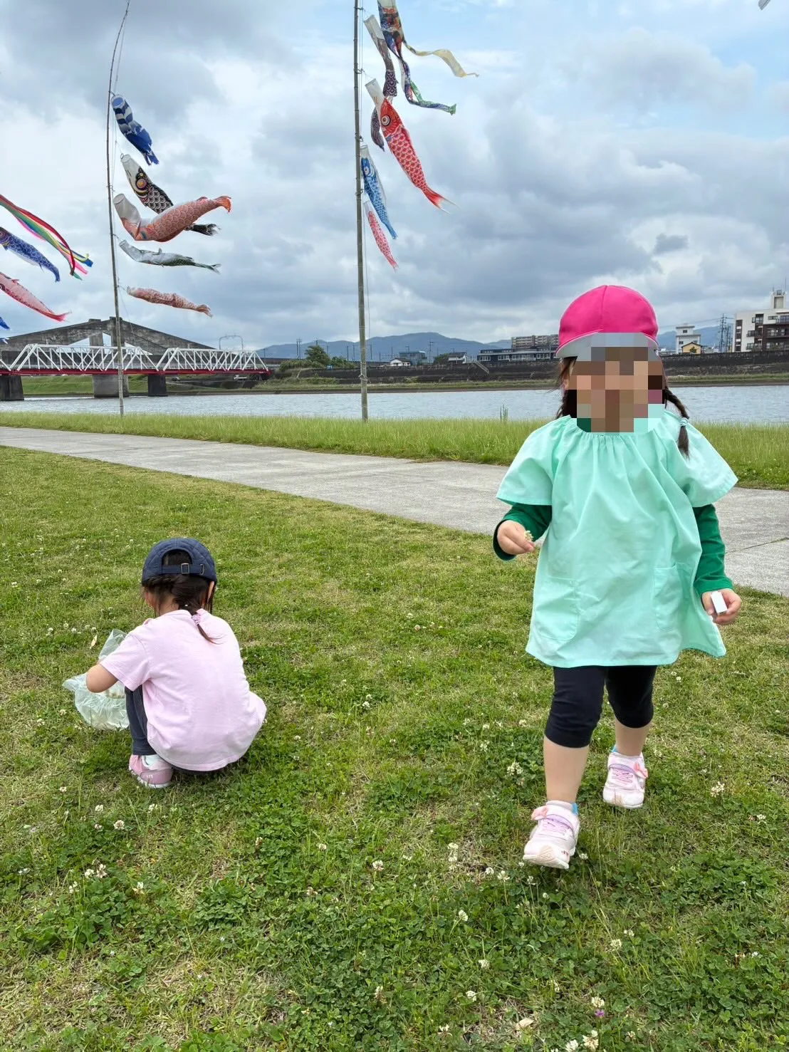 今日はキッズサポートつみきのおうちで、みんなで堤防沿いの色と...