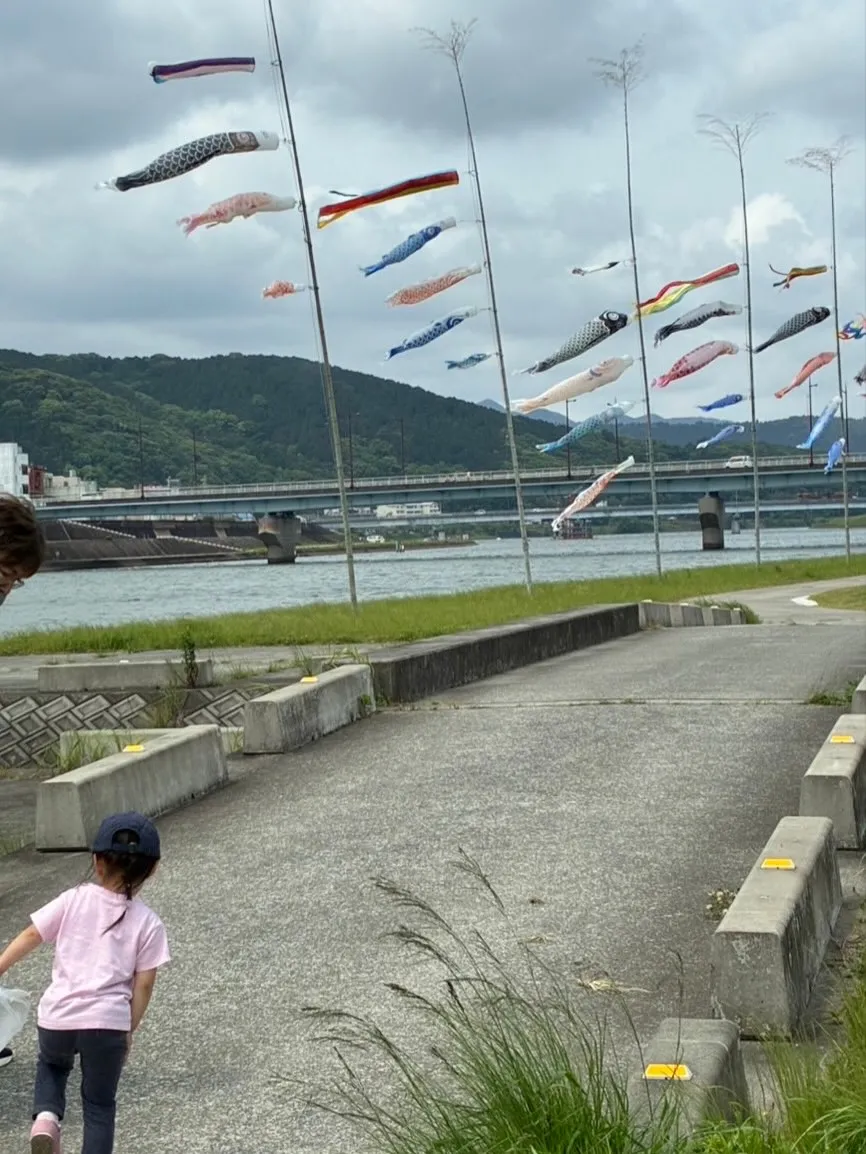 今日はキッズサポートつみきのおうちで、みんなで堤防沿いの色と...